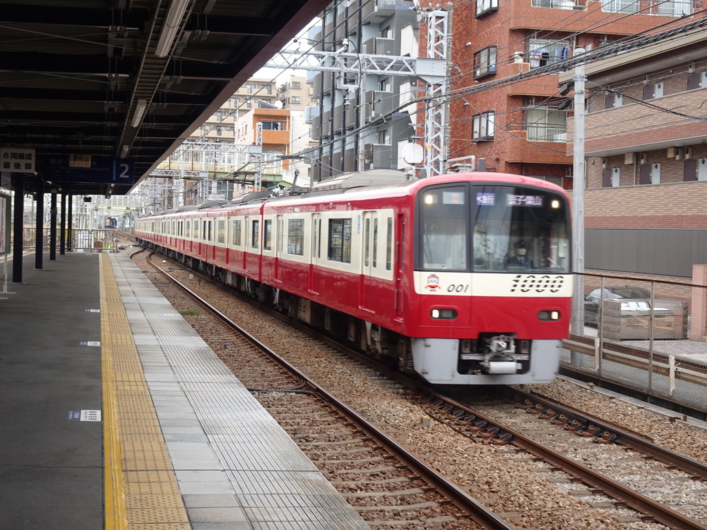 生麦駅1番線を通過する1001編成エアポート急行逗子・葉山行き(2021/4/4)