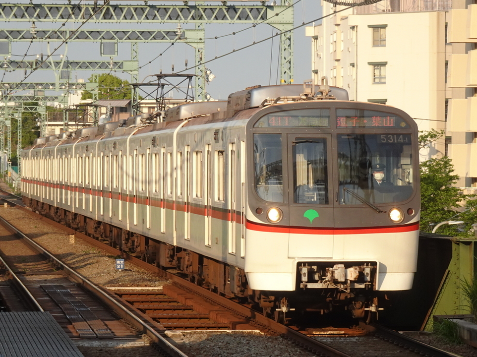 もうすぐ見納め？の都営5300形、京急線完結のエアポート急行 - ちょび