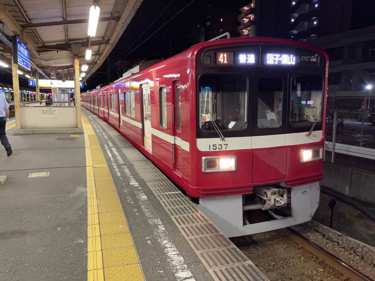 神奈川新町駅1番線に停車中の京急1537編成(6両編成)普通逗子・葉山行き(2021/7/18)