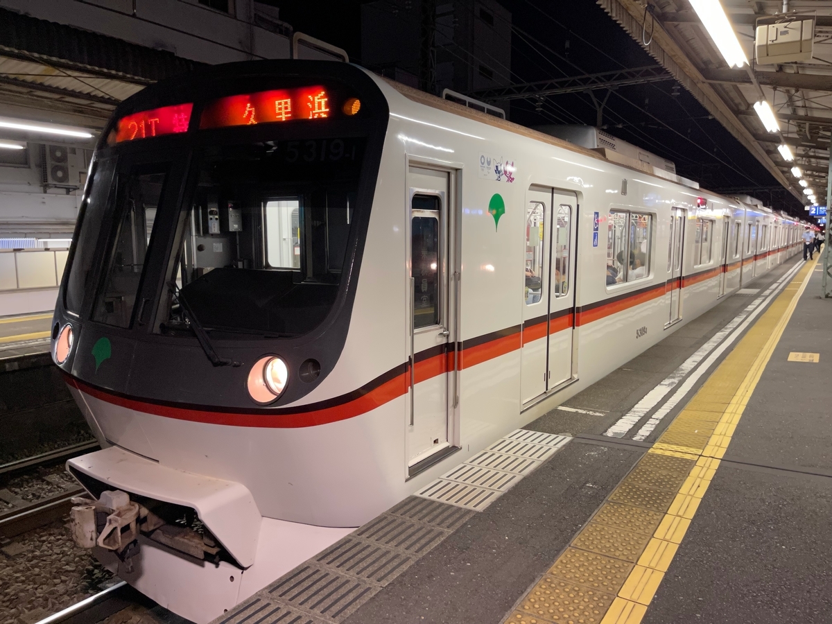 神奈川新町駅2番線に到着した都営5319F特急京急久里浜行き(2021/7/18)