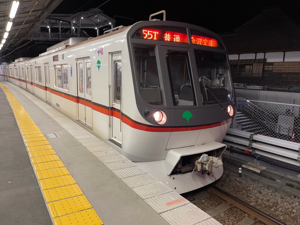 金沢八景駅4番線を発車する都営5320F普通金沢文庫行き(2021/7/20)