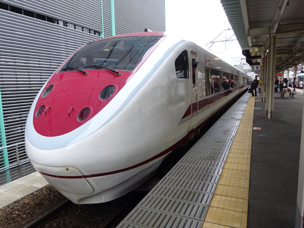 富山駅6番線に停車中の北越急行681系2000番台特急はくたか11号越後湯沢行き(2014/12/29)