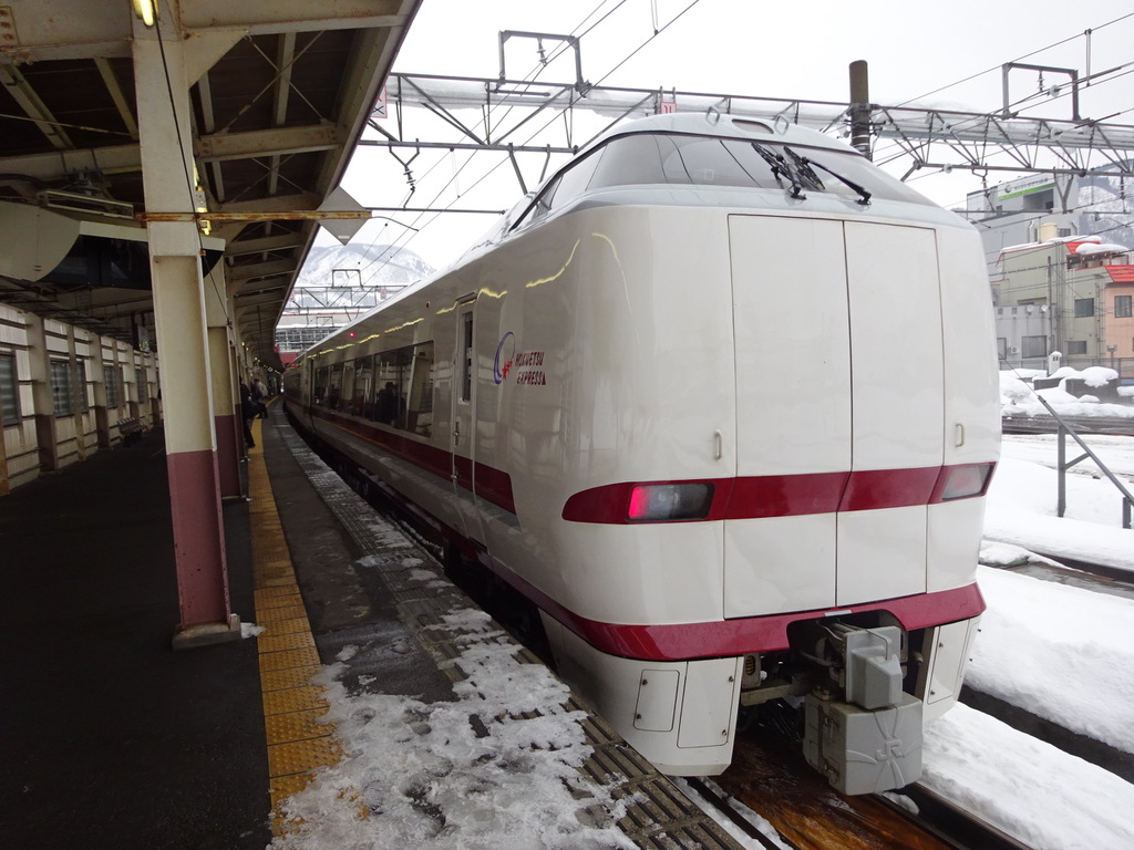 終点の越後湯沢駅1番線に到着した北越急行681系2000番台特急はくたか11号(2014/12/29)