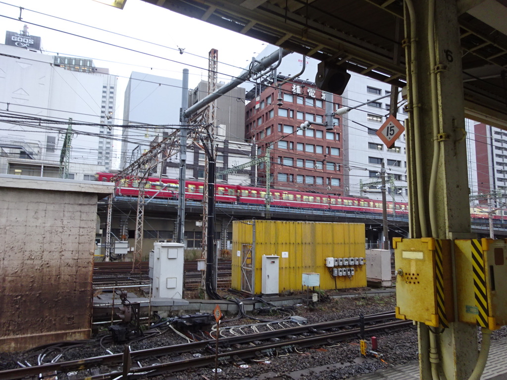 品川駅のJR線ホームから撮影した、京急800形(2014/12/29)