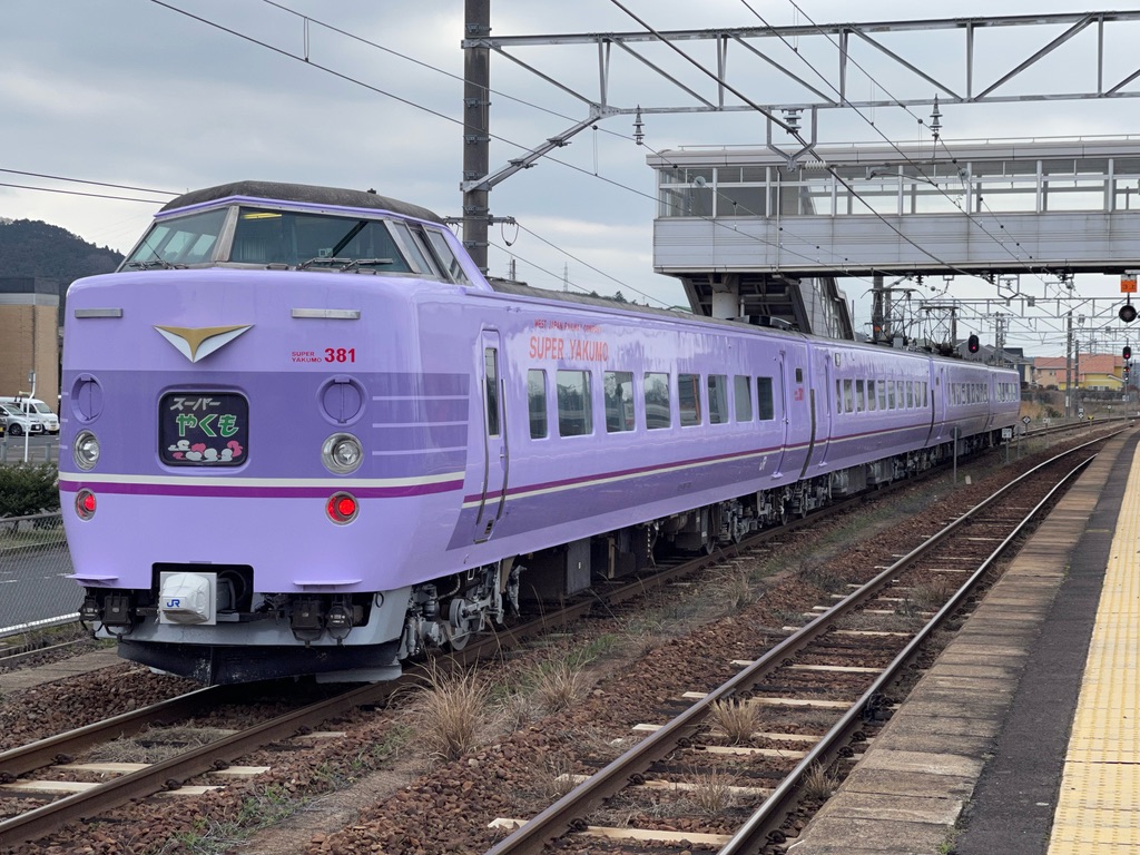 西出雲駅で入庫待機中の「やくも5号」回送