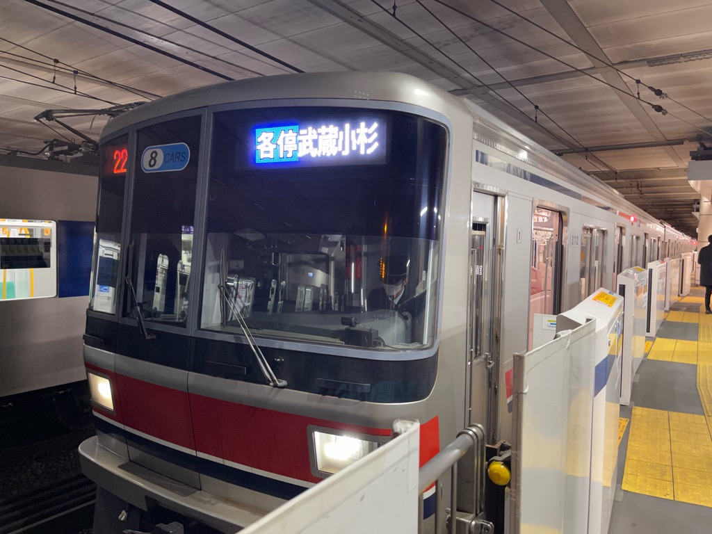 日吉駅3番線に停車中の東急3112F各停武蔵小杉行き このホームで普通に「武蔵小杉行き」が見られるのは相鉄直通開始後だからこそと言える