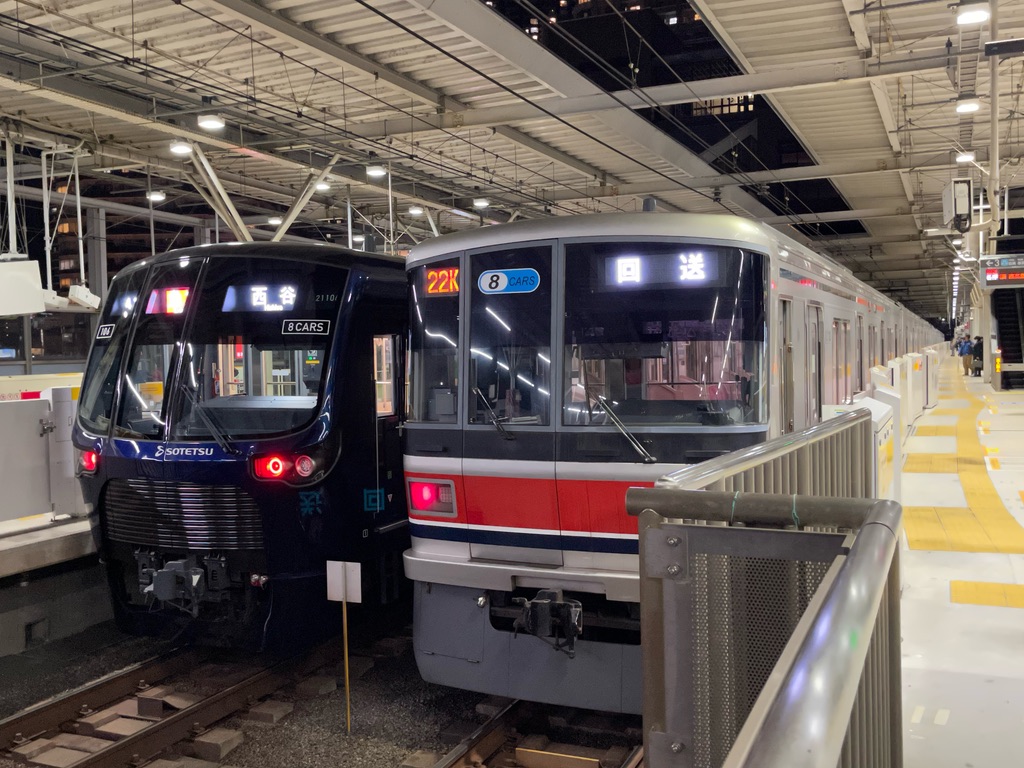 武蔵小杉駅で並ぶ、相鉄車の急行西谷行きと、東急車の武蔵小杉止まり回送