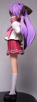 柊かがみ 「らき☆すた」 1/8 スケールフィギュア　完成品　クレイズ Amazon | らき☆すた 柊かがみ PVC塗装済み完成品 | フィギュア
