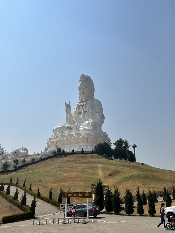 チェンライの観光名所タイ国内最大の観音像と展望台のあるワット