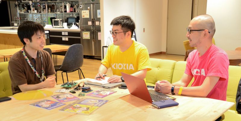 ラボ内田、キオクシアの日下さんと米澤さんがテーブルを囲んで打ち合わせている