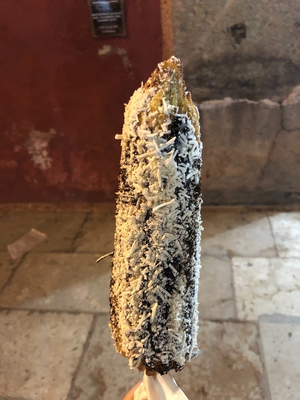 メキシコの屋台でトッピングつきのとうもろこしを食べる ちょいと其処まで