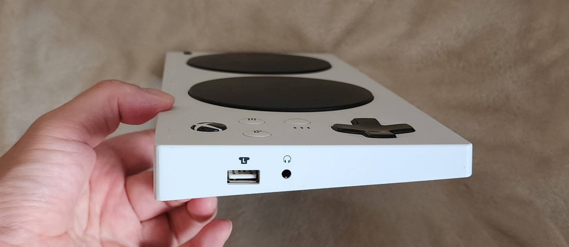 Xbox用障害者向けコントローラー「Xbox Adaptive Controller」の左側面:左スティック用USB端子 Xbox用障害者向けコントローラー「Xbox Adaptive Controller」の左側面:左スティック用USB端子