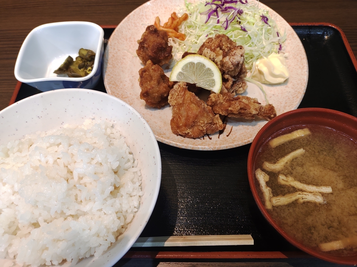 鶏の唐揚げ定食（800円）