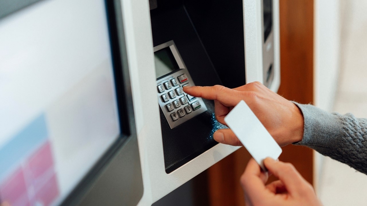 ローソン銀行、ATMでチャージが可能に。13000台順次刷新で利便性向上。投資額は約300億円 - 半世紀男のゆるゆるセカンドライフ