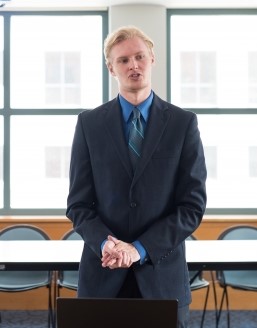 f:id:ugrade:20170613163426j:plain プレゼンターの写真