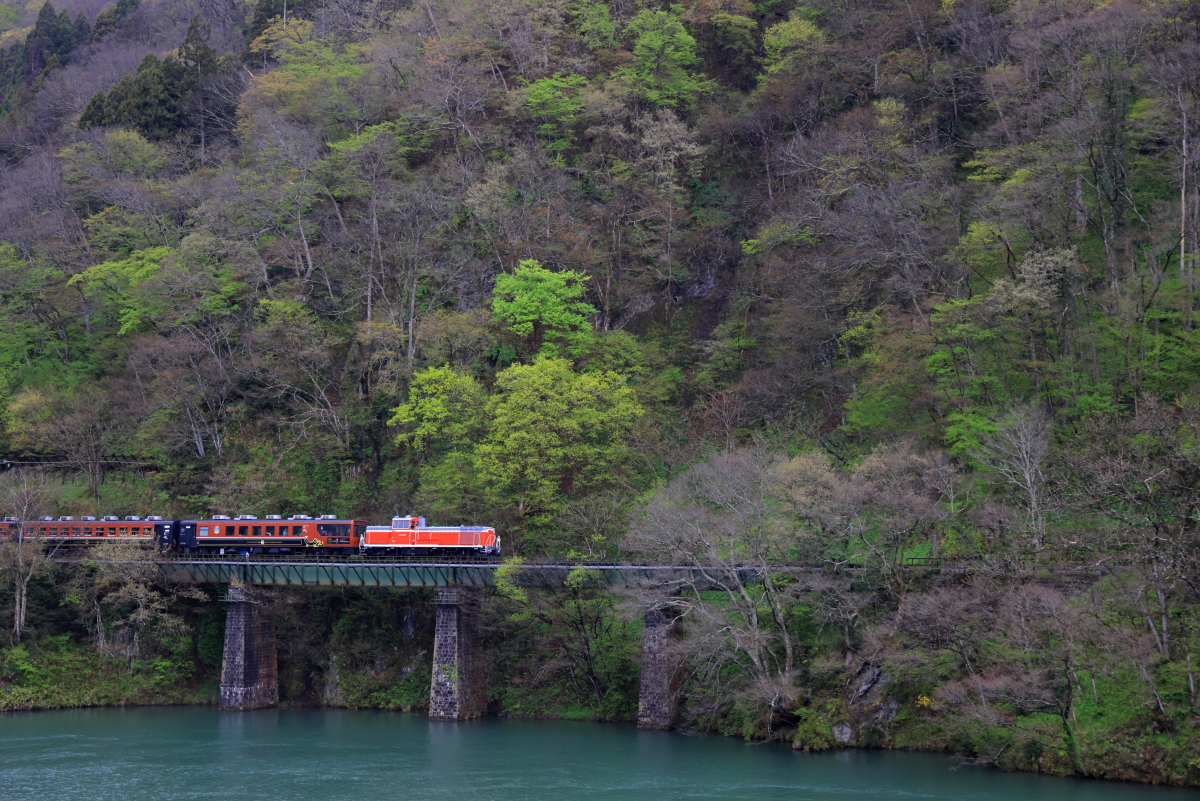 鉄道のある風景 4K] 東京の桜と鉄道のある風景 2022 （Short Ver.）Scenery with