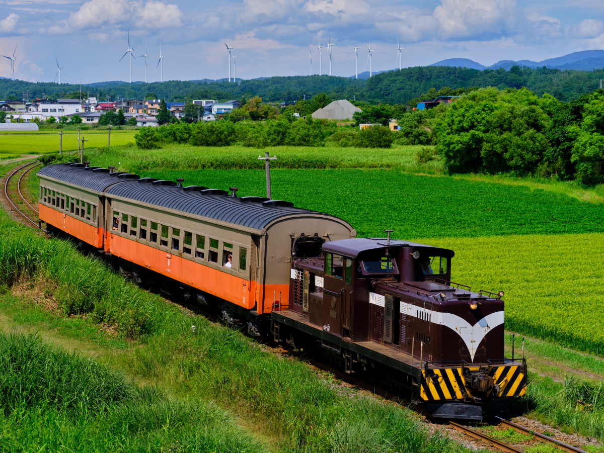 DD352が旧型客車を牽引する、五所川原立佞武多の臨時列車を撮る