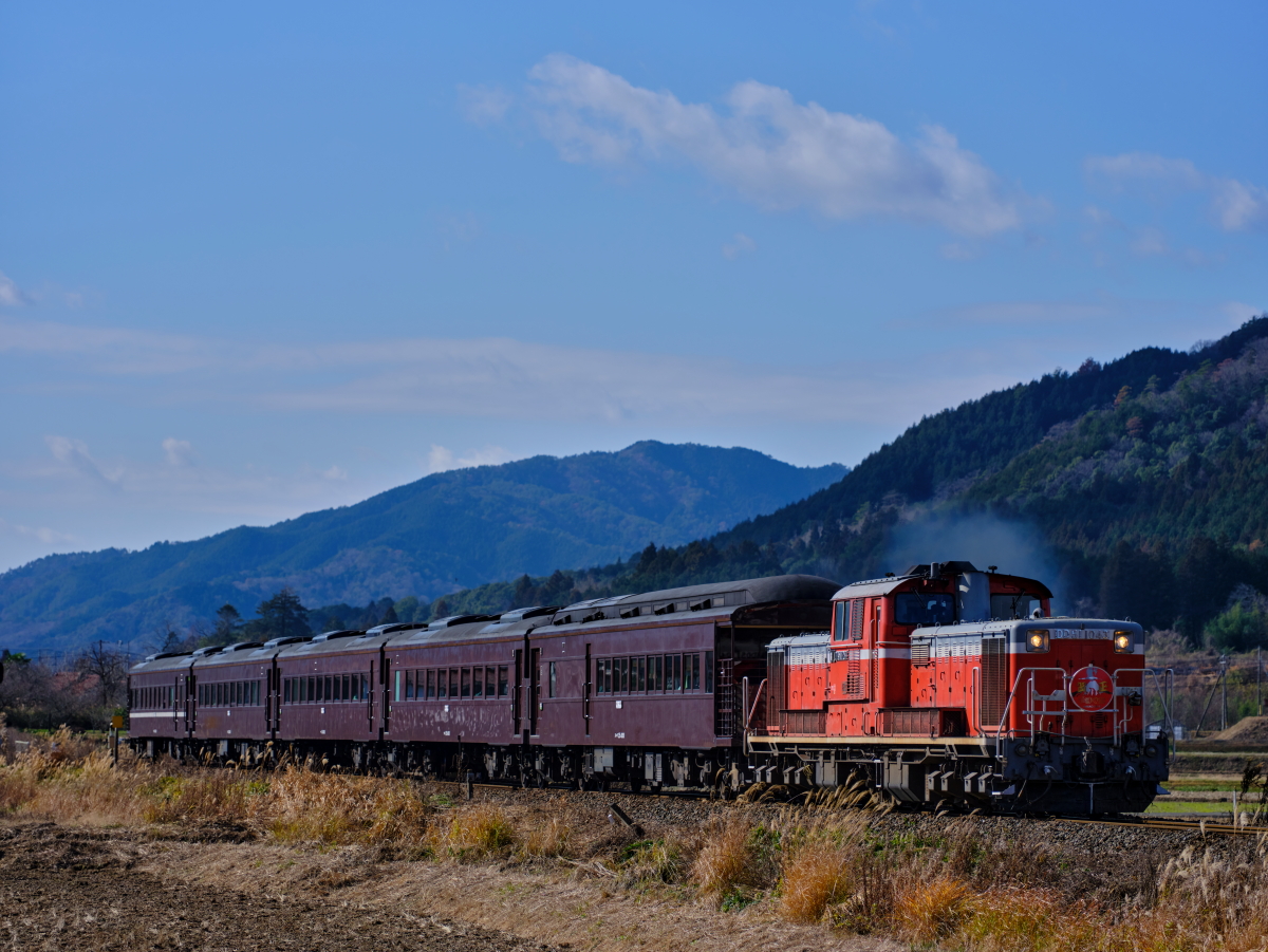 鉄道風景 地福駅を発車した、DD51-1043牽引の「DL津和野稲成号」を撮る