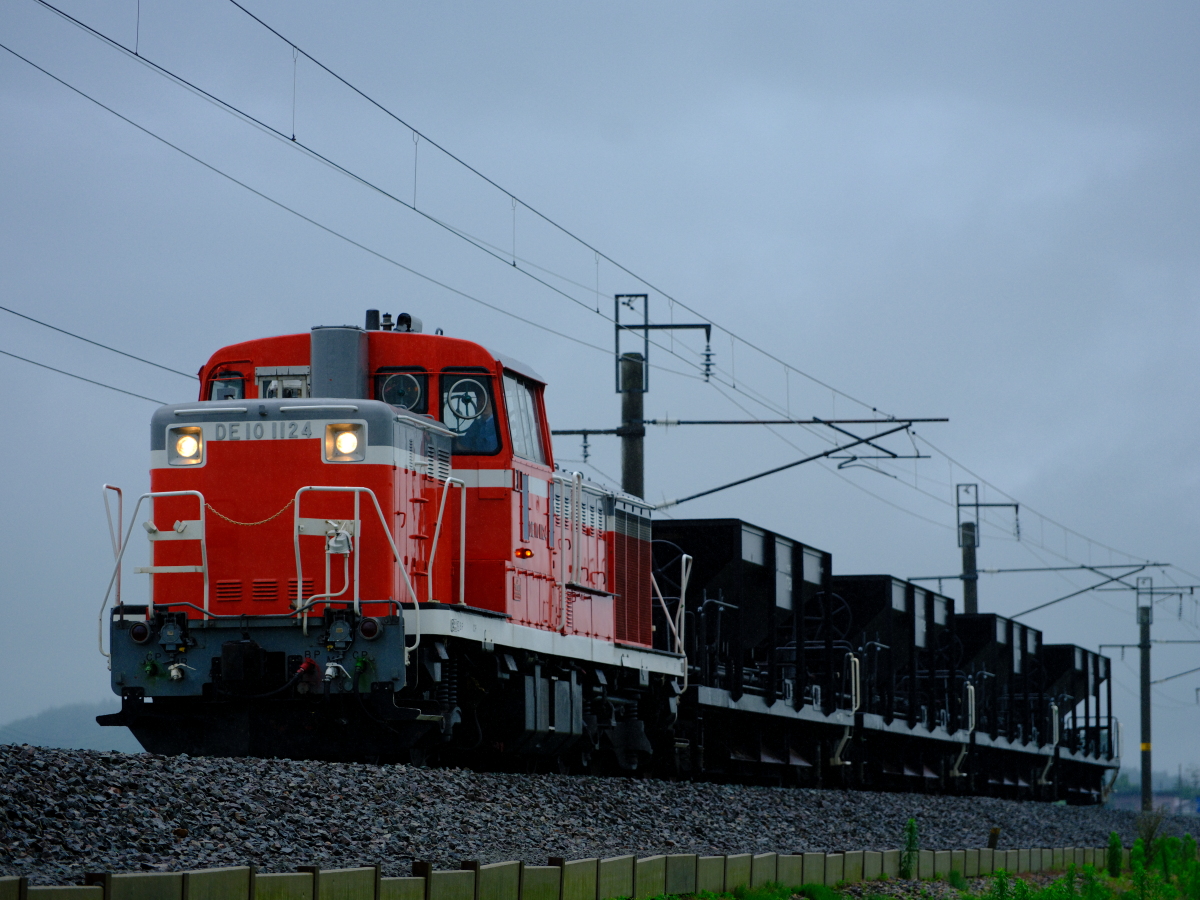 会津若松のヌシDE10-1124の牽引する、東福島常駐ホキ800の廃車回送を