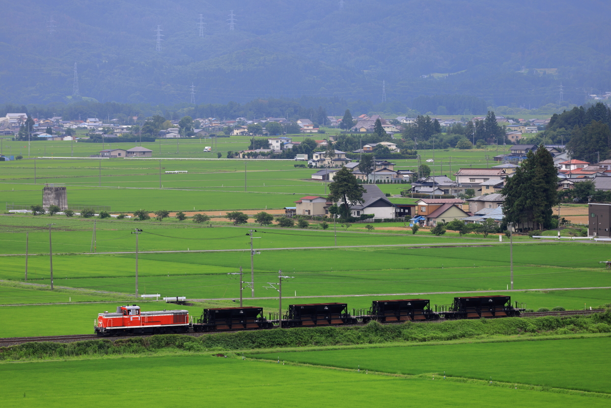 緑の絨毯の北上盆地を往く、DE10-1124牽引の東福島常駐ホキ800の廃車