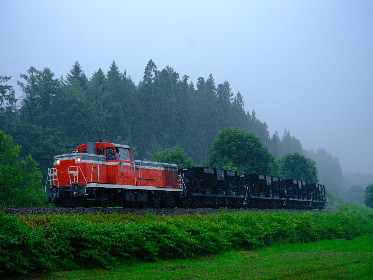 土砂降りの北上線を往く、DE10-1124牽引の東福島常駐ホキ800の廃車回送