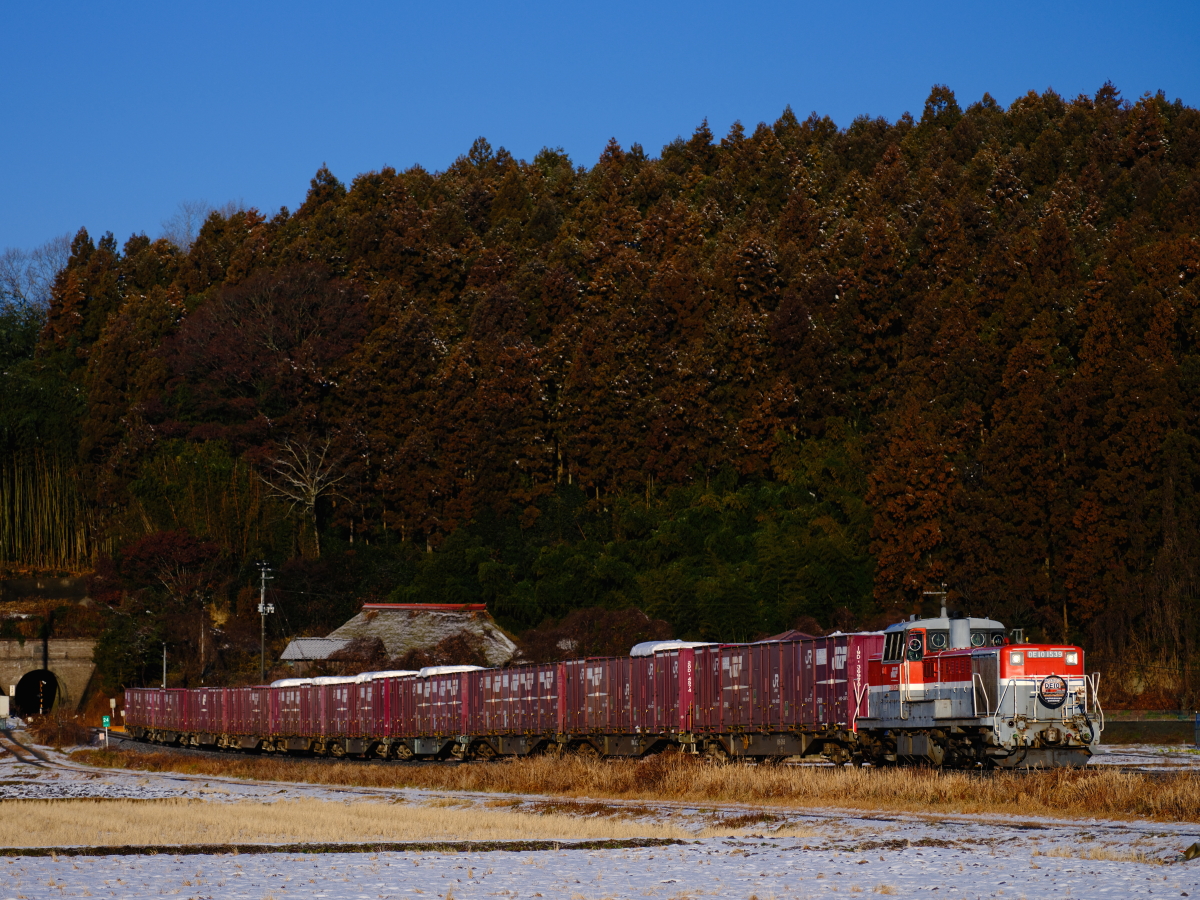雪景色の石巻線を往く、最終運用を迎えたDE10-1539代走の貨物列車を