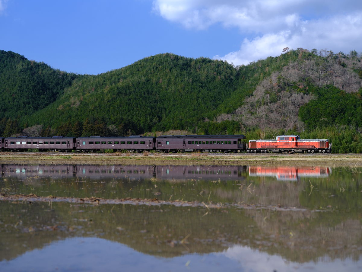 水面に映るDD51-1043の牽く「DL津和野稲荷号」を撮る！ - 続 うっかり