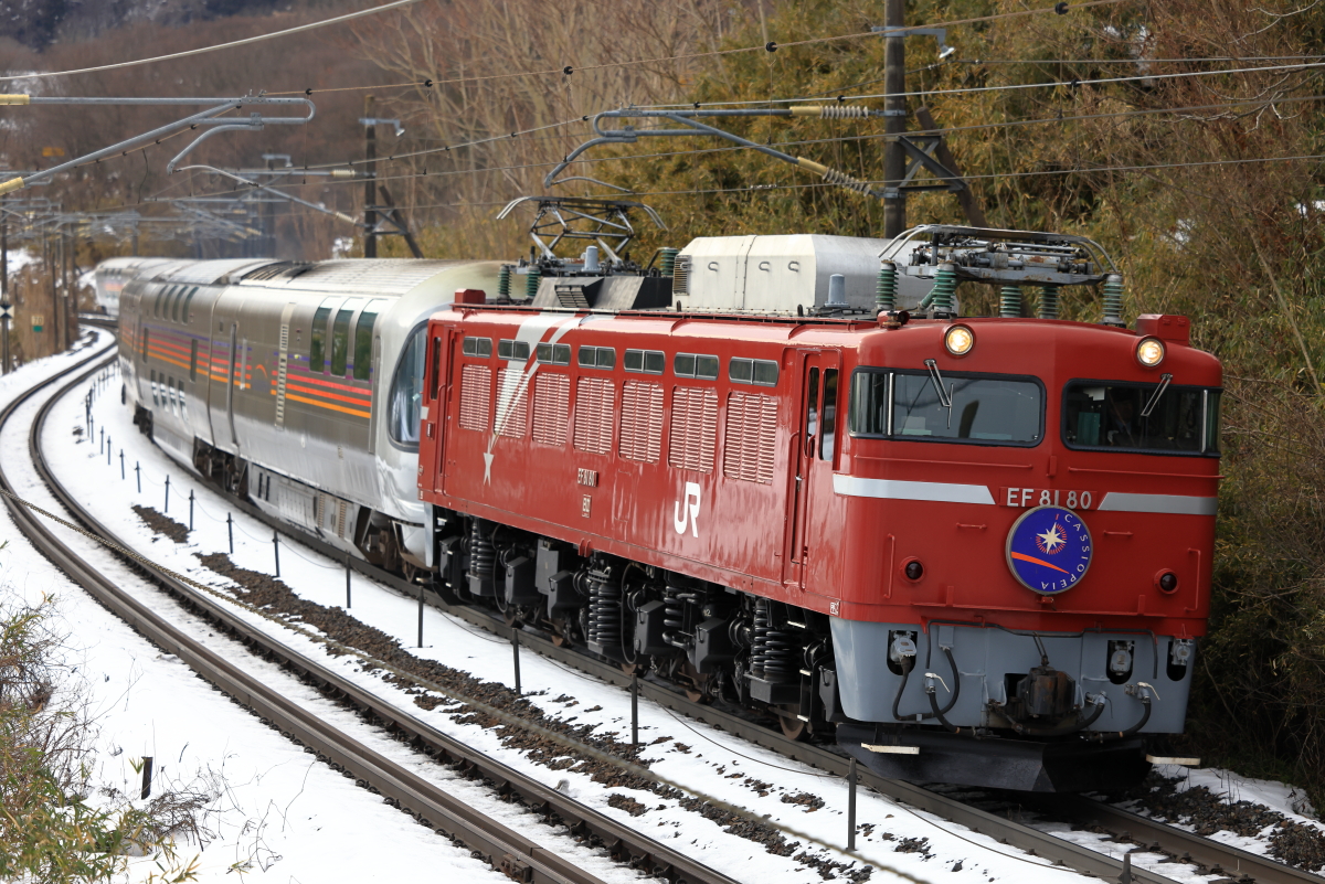 残雪の国見峠を通過する、EF81-80牽引の仙台行「カシオペア紀行」を