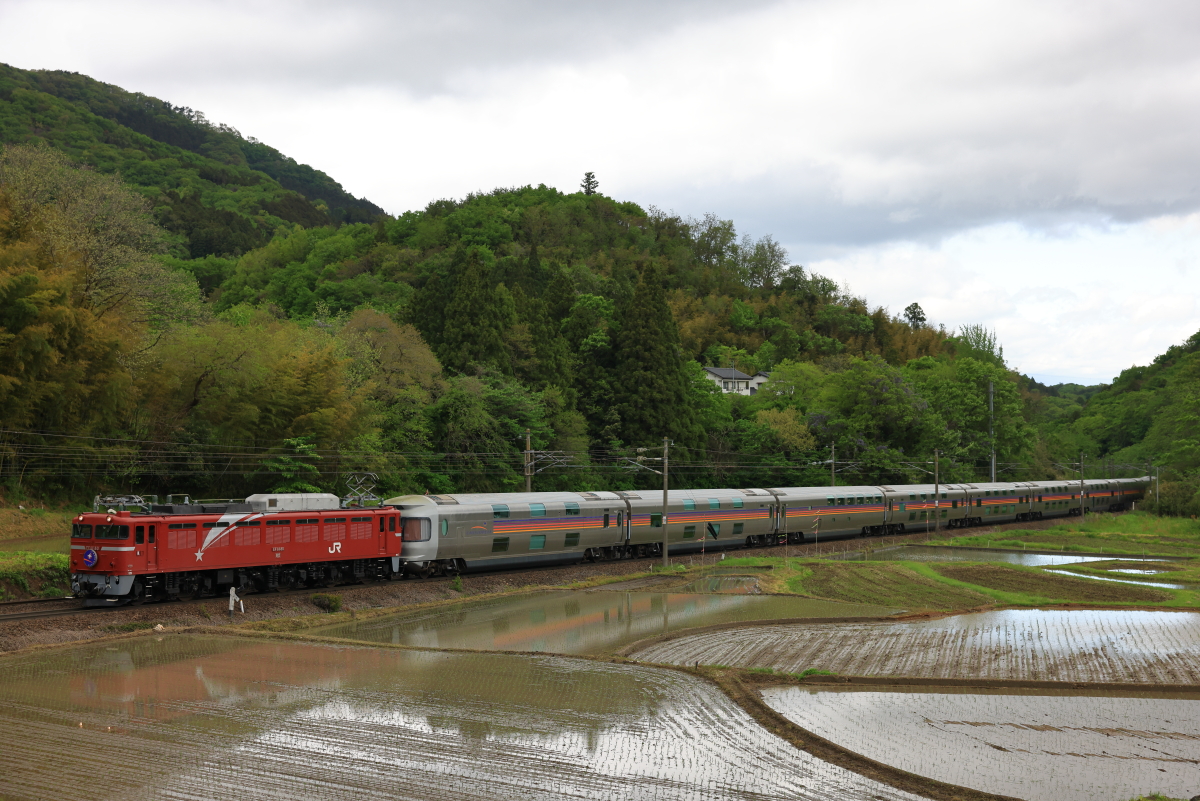 EF81-80の牽引する、上野行E26系客車「カシオペア紀行」を撮る！(馬