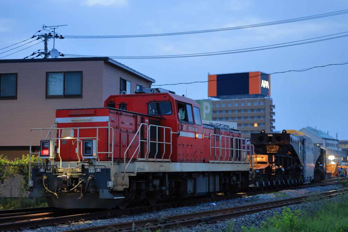シキ801+DD200 日中に小山市街地をシキが行く…！】シキ801 B1、梁の交換で