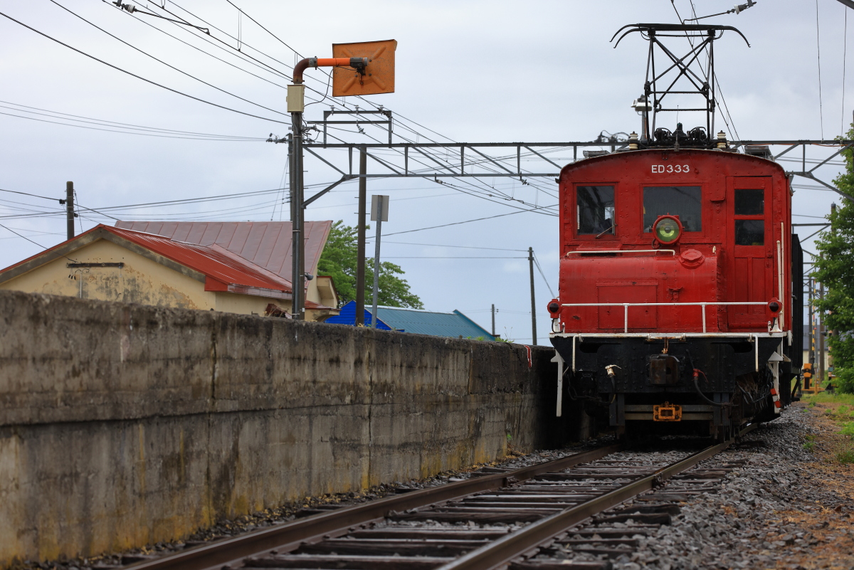 田舎館駅に停車する、ED333とホキ800 - 続 うっかり鉄の鉄道風景写真撮影記