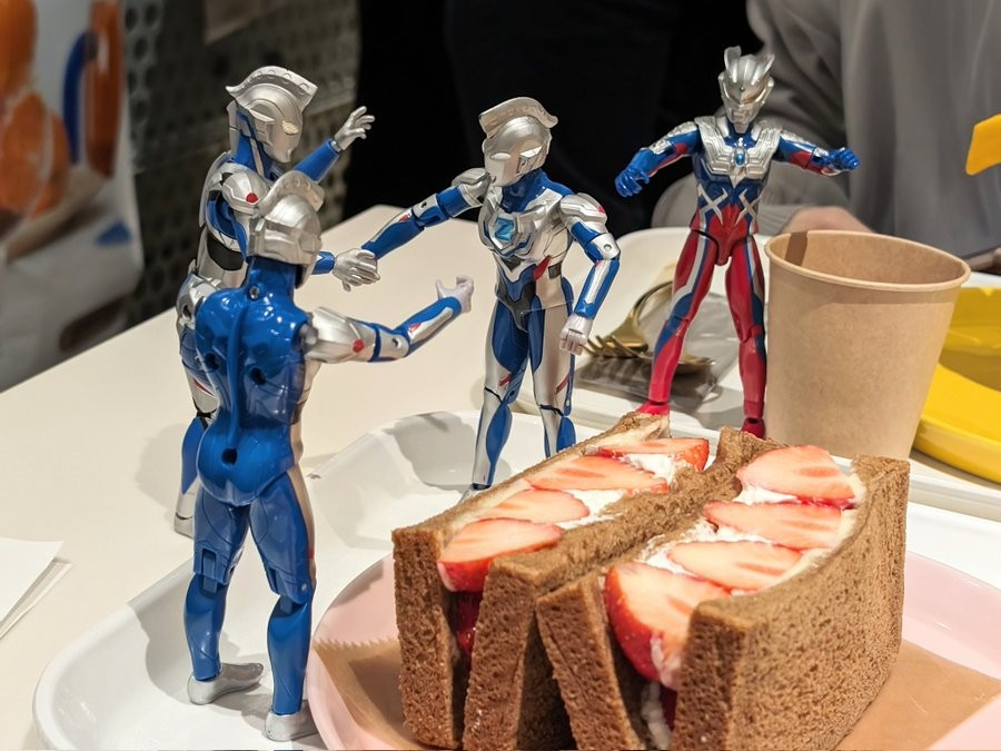 ãã«ãŒããµã³ãã®æšªã«ç«ã£ãŠãããŠã«ãã©ãã³ãŒããã®ãã£ã®ã¥ã¢3人ãšãåŸãã®æ¹ã§å°ãåŒããŠãããŠã«ãã©ãã³ãŒãã®ãã£ã®ã¥ã¢ã