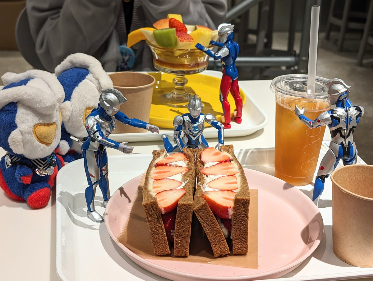 ãã«ãŒããµã³ãã«æšªããæã䌞ã°ããŠããã¢ã¯ã·ã§ã³ã®ãŒãããåããåŽããã¢ã¯ã·ã§ã³ã®ãŒãããããäžäººä¹ãåºããŠããŠããããã®åŸæ¹ããããªã³ã¢ã©ã¢ãŒãã«æããããã¢ã¯ã·ã§ã³ã®ãŒãããã¡ããèŠãŠããããã£ã®ã¥ã¢ãŒãã®ãŒããã¯å·ãããè¶ã®å
¥ã£ãŠãããã©ã¹ããã¯ã«ããã«æã䌞ã°ããŠããã