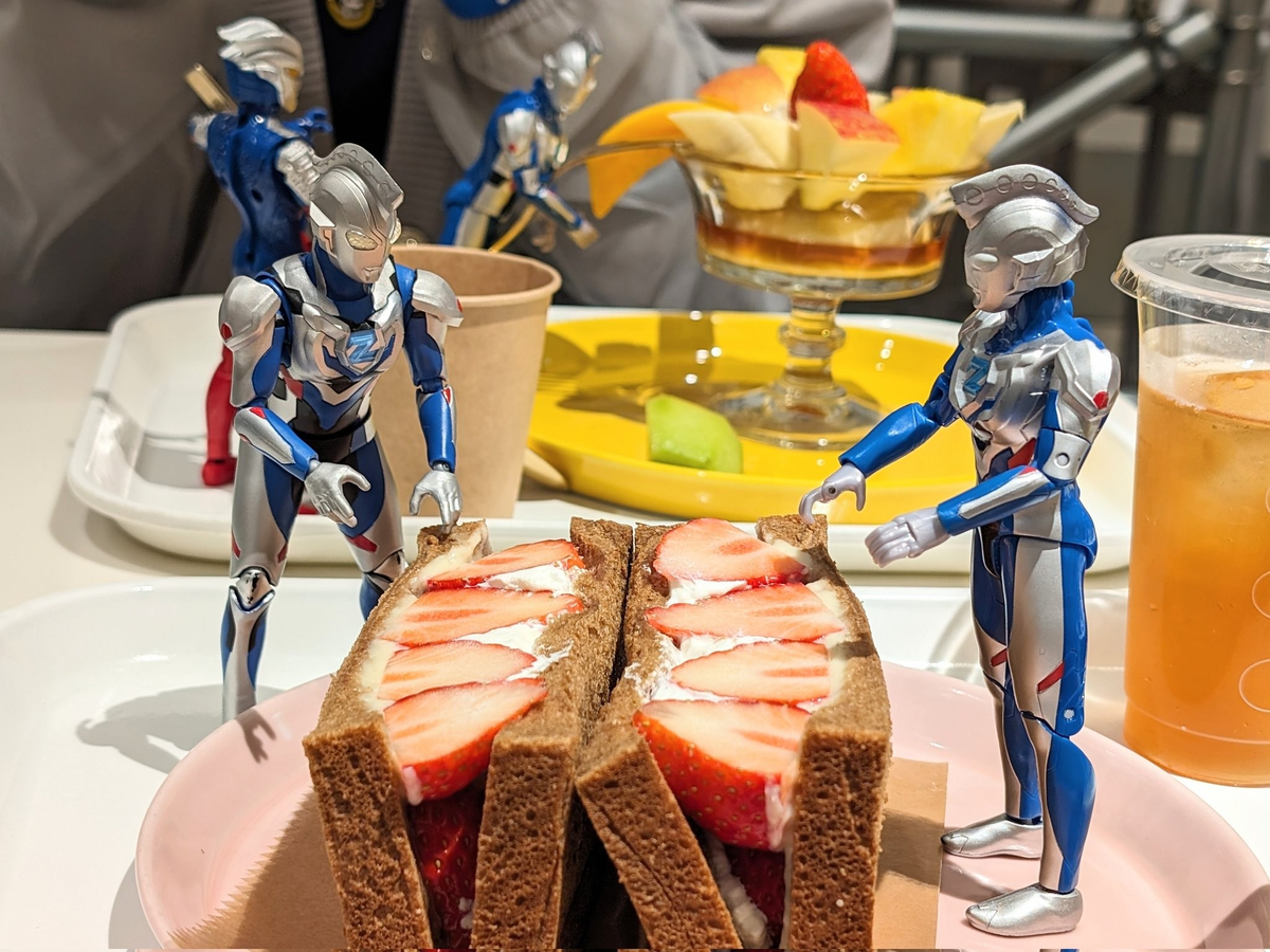 ãŒãããã¡ããã«ãŒããµã³ãã®å·Šå³ã«ç«ã£ãŠããåç奥ã§ã¯ã¢ã¯ã·ã§ã³ã®ãŒããããã©ãŒã¯ãæã£ãŠããªã³ã¢ã©ã¢ãŒãã«ååŸå§¿å¢ã§ç«ã£ãŠããããŒãããããèŠãŠããã