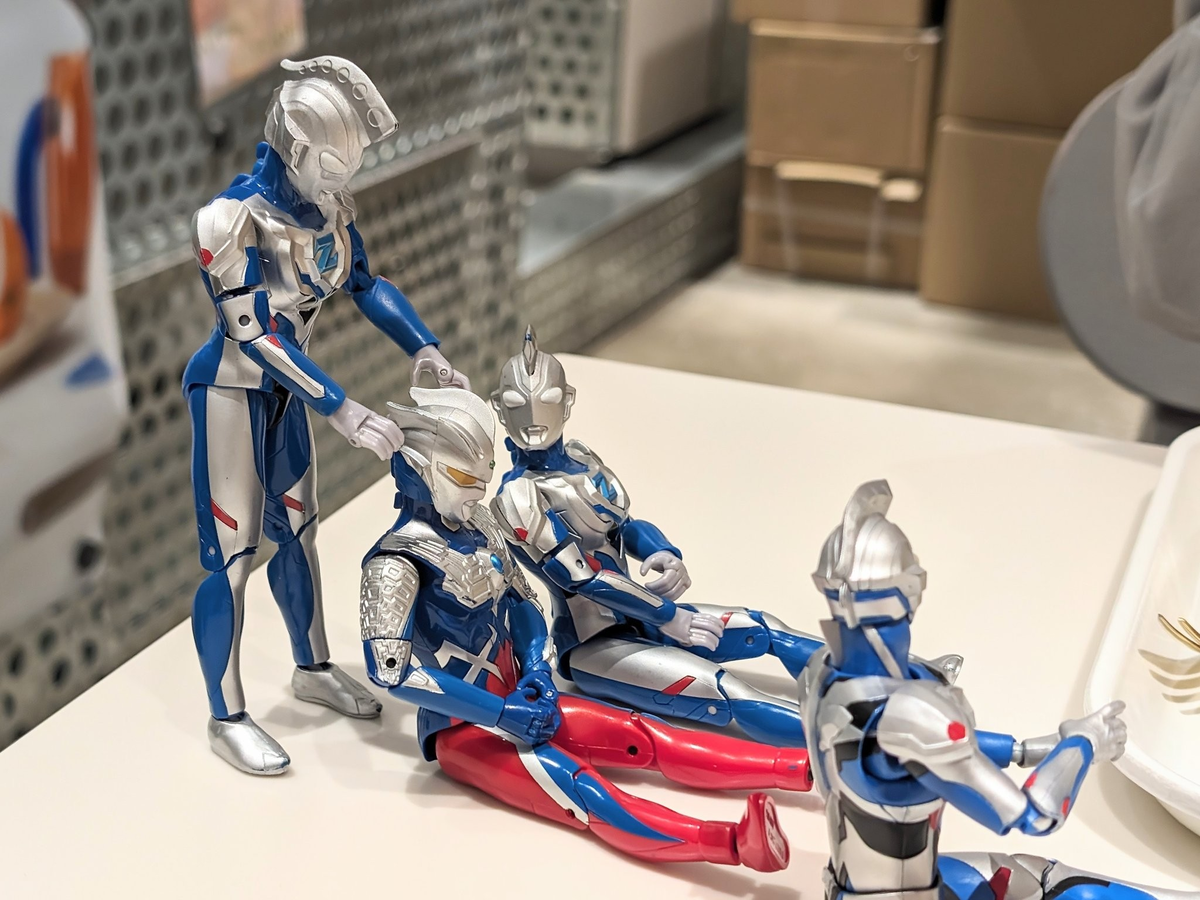 ã¢ã¯ã·ã§ã³ã®ãŒããããŒãã®åŸãã«ç«ã¡ãé ãè§Šã£ãŠã¿ãŠããããŒãã®é£ã«åº§ã£ãããäžäººã®ãŒãããããããã¥ã¢ãªé¡ã§èŠäžããŠããã