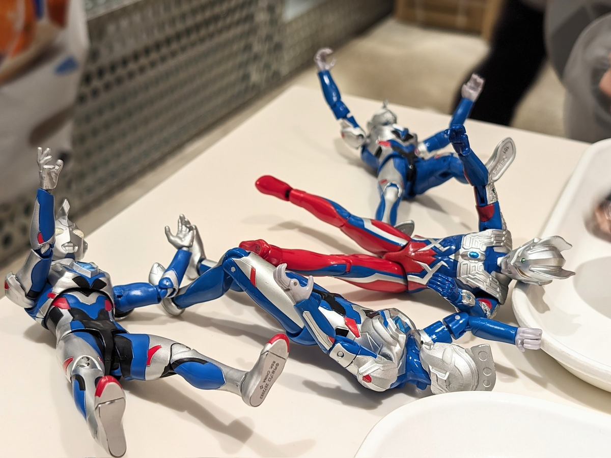 ãŒããè
ã䌞ã°ããŠãããåšãã«ãŒãã3人ãã²ã£ããè¿ã£ãŠããã