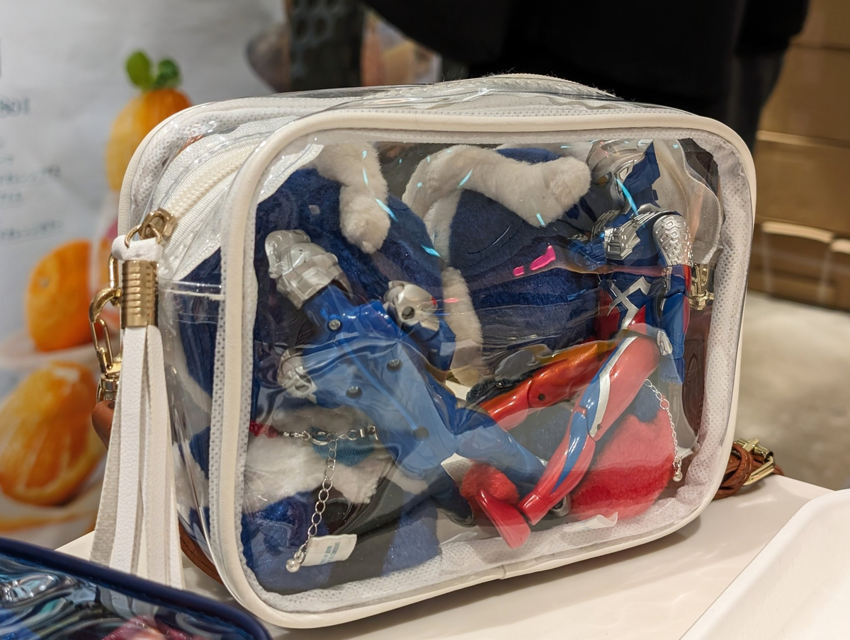 éæããŒãã«ãŒããšãŒããã®ã¬ãããã¿ãå
¥ã£ãŠããããã®åŸãã«ã¢ã¯ã·ã§ã³ãã£ã®ã¥ã¢ã®ãŒããšãŒãããè¶³ãåã«äŒžã°ããŠåº§ã£ãŠãããããªæ Œå¥œã§å
¥ã£ãŠããã