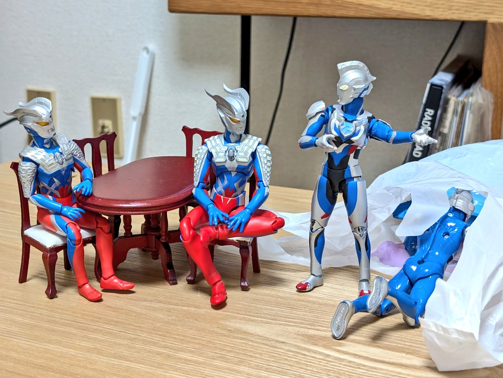 ãŠã«ãã©ãã³ãŒãã®ãã£ã®ã¥ã¢ã2人æ€
åã«åº§ã£ãŠãããç«ã£ãŠãããã£ã®ã¥ã¢ãŒãã®ãŒããã2人ã«è©±ããããŠãããã¢ã¯ã·ã§ã³ãã£ã®ã¥ã¢ã®ãŒããã¯ãããŒã«è¢ã®äžã«éã£ãŠå
¥ã£ãŠãããšããã