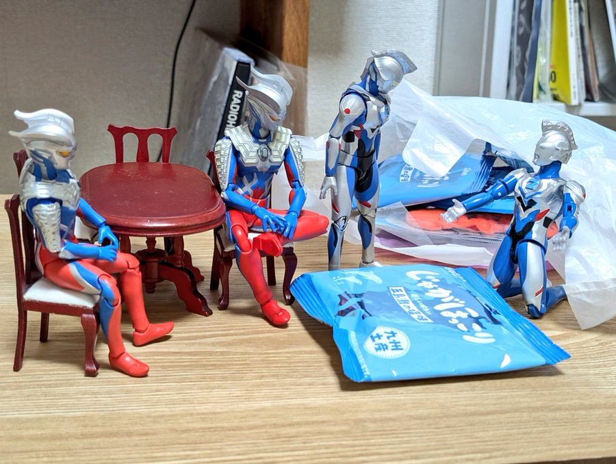 ã¢ã¯ã·ã§ã³ã®ãŒãããã座ã£ãŠãããŒã2人ã«ããããã»ã£ãããã®å°è¢ãèŠããŠãããã¢ãŒãã®ãŒããã¯ãããŒã«è¢ã®äžãæ°ã«ãªãæ§åã