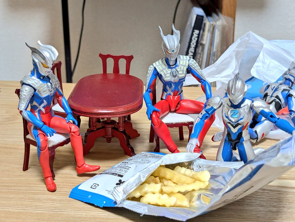 ã¢ã¯ã·ã§ã³ã®ãŒããããããã»ã£ããã®è¢ãéããŠãããäžã«ã¹ãã£ãã¯ç¶ã®ã¹ããã¯ãå
¥ã£ãŠããã®ãèŠããããŒããã¡ã¯æ€
åã«åº§ã£ããŸãŸãããèŠäžãããŠãããèåŸã«ããããŒã«è¢ã«éã£ãŠå
¥ã£ãŠããã¢ãŒãã®ãŒãããåã£ãŠããã