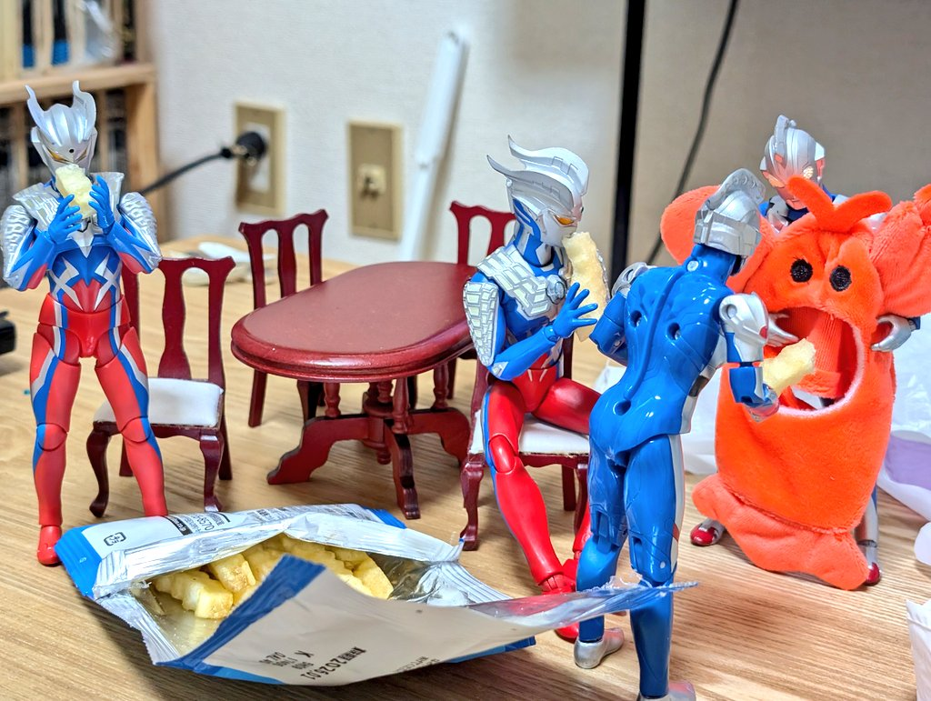 ã¢ãŒãã®ãŒãããäžã®ããã¹ã¿ãŒãåãåºããäœã®åã«æ±ããŠèŠãŠãããã¢ã¯ã·ã§ã³ã®ãŒããã¯é£ã¹ããã®ã¹ããã¯ã峿ã«ãã¢ã¯ãã®ãŒãã¯åº§ã£ããŸãŸã¹ããã¯ãé£ã¹ãªãããããã¹ã¿ãŒãèŠãŠãããã¢ãŒãã®ãŒãã¯ããã¹ã¿ãŒã®æ¹ã¯èŠãã«ç«ã£ããŸãŸã¹ããã¯ãé£ã¹ãŠããã