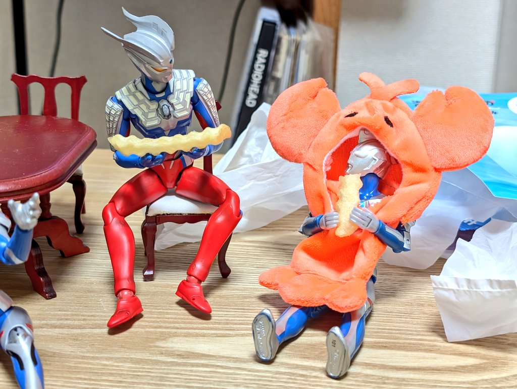 ã¢ã¯ã·ã§ã³ã®ãŒãããçããã¿ãçããŸãŸèãåã«åºããŠåºã«åº§ããã¹ããã¯ãé£ã¹ãªããé£ã®æ€
åã«åº§ãã¢ã¯ãã®ãŒããèŠäžããŠããããŒãã¯ã¹ããã¯ãæã«æã¡ãªãããŒãããèŠäžãããŠããã