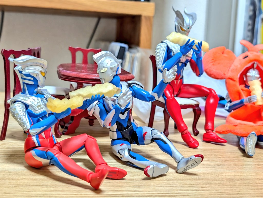 ã¢ãŒãã®ãŒãããšãŒãã䞊ãã§åºã«åº§ãããŒããããŒãã«åãã£ãŠææ¯ãã§èšŽããŠããããŒãã¯äž¡æã«ã¹ããã¯ãæã¡ãå·Šæã®ã¹ããã¯ããŒããã«å·®ãåºããŠãããèæ¯ã«ã¯ã¹ããã¯ãé£ã¹ãŠããã¢ã¯ãã®ãŒããšãããã¹ã¿ãŒããã¶ã£ããŸãŸãã¯ãã¹ããã¯ãé£ã¹ãŠããã¢ã¯ã·ã§ã³ã®ãŒãããåã£ãŠããã