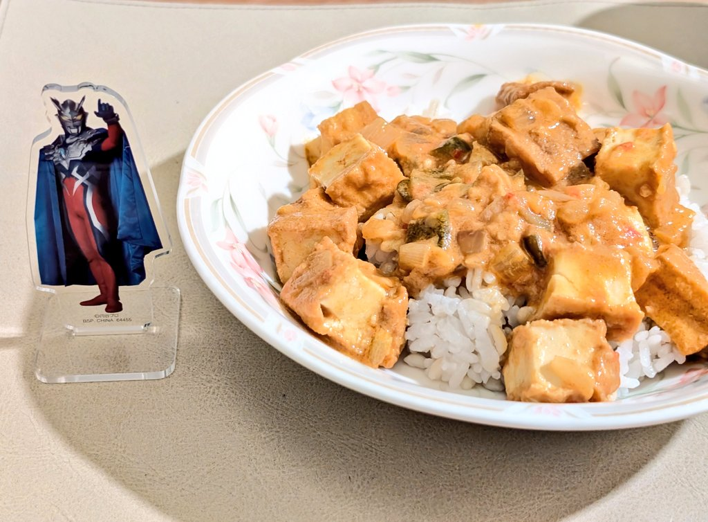 ã«ã¬ãŒã®çãããç¿ãšãé£ã«ç«ã€ã¢ã¯ãªã«ã¹ã¿ã³ãã®ãŠã«ãã©ãã³ãŒãã®åç