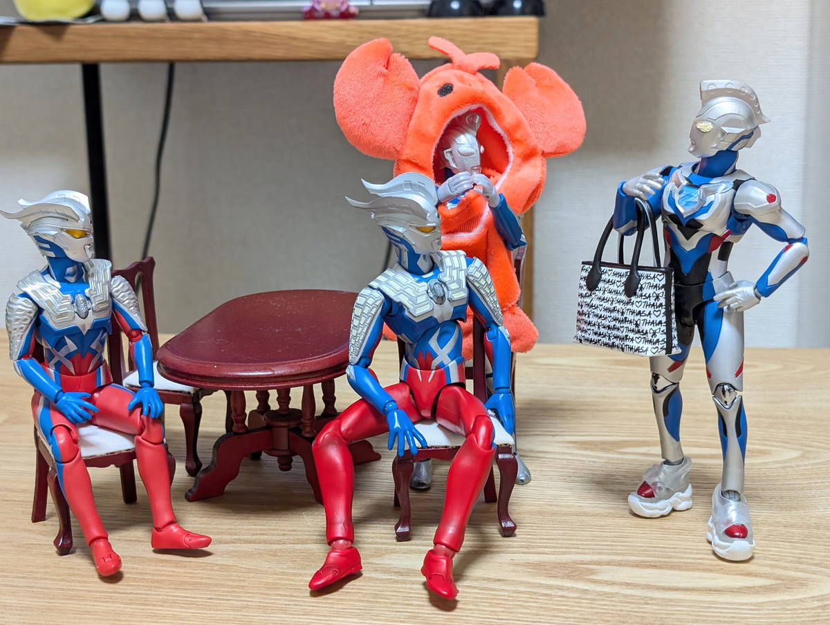 ã¢ãŒãã®ãŒãããããªã·ã£ã¬ãªããã°ãèã«ãããŠæã¡ãã¯ãªã¢ãµã³ãã«ãå±¥ããŠãããä»3人ããŒãããèŠãŠãããç¹ã«ã¢ã¯ã·ã§ã³ã®ãŒããã¯äž¡æãå£å
ã«åœãŠãŠé©ããŠããã