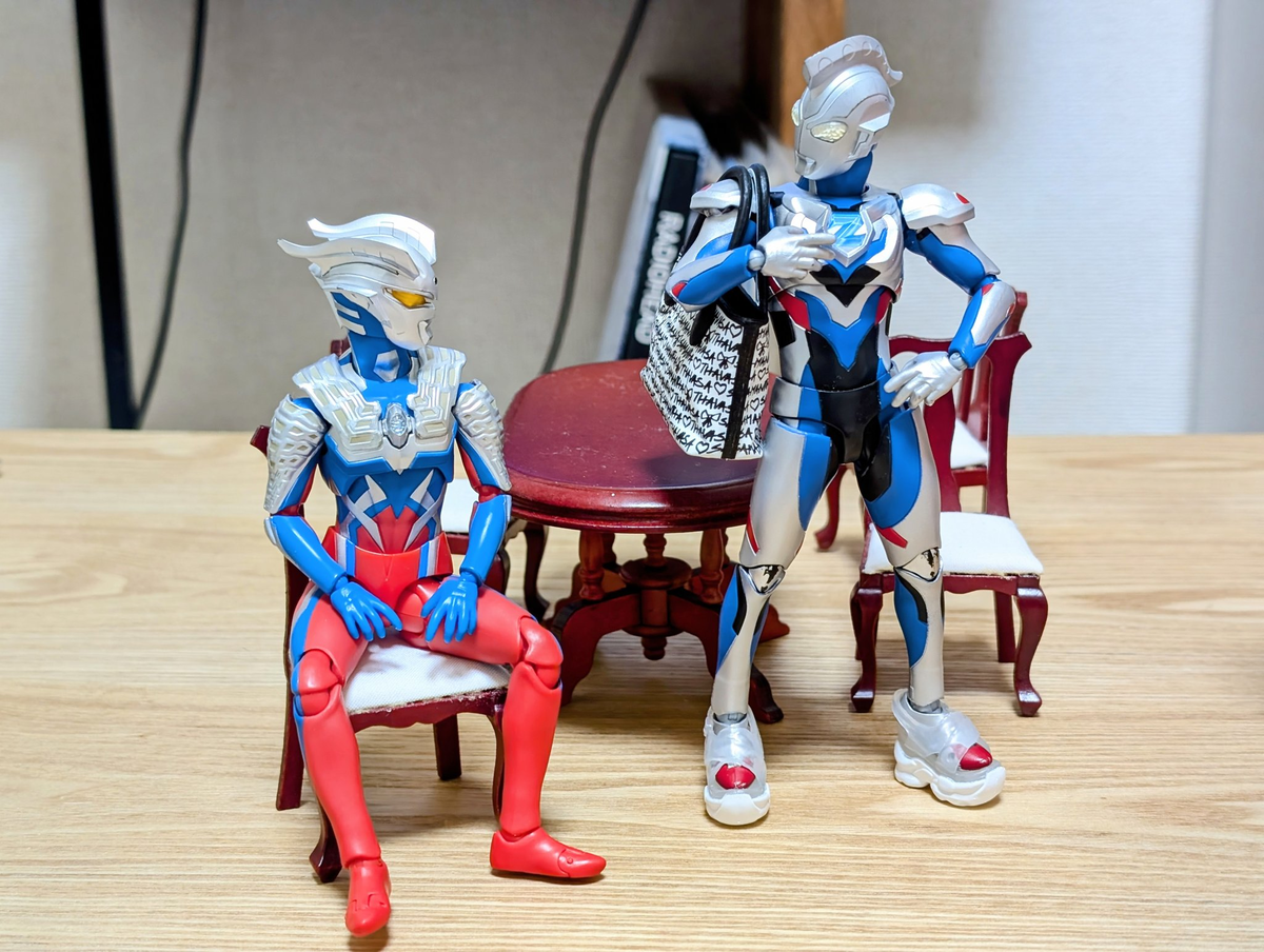 ã¢ãŒãã®ãŒãããå·Šæãè
°ã«åœãŠãŠããŒãºãåããªãããé£ã§æ€
åã«åº§ã£ãŠããã¢ãŒãã®ãŒããèŠãŠããã