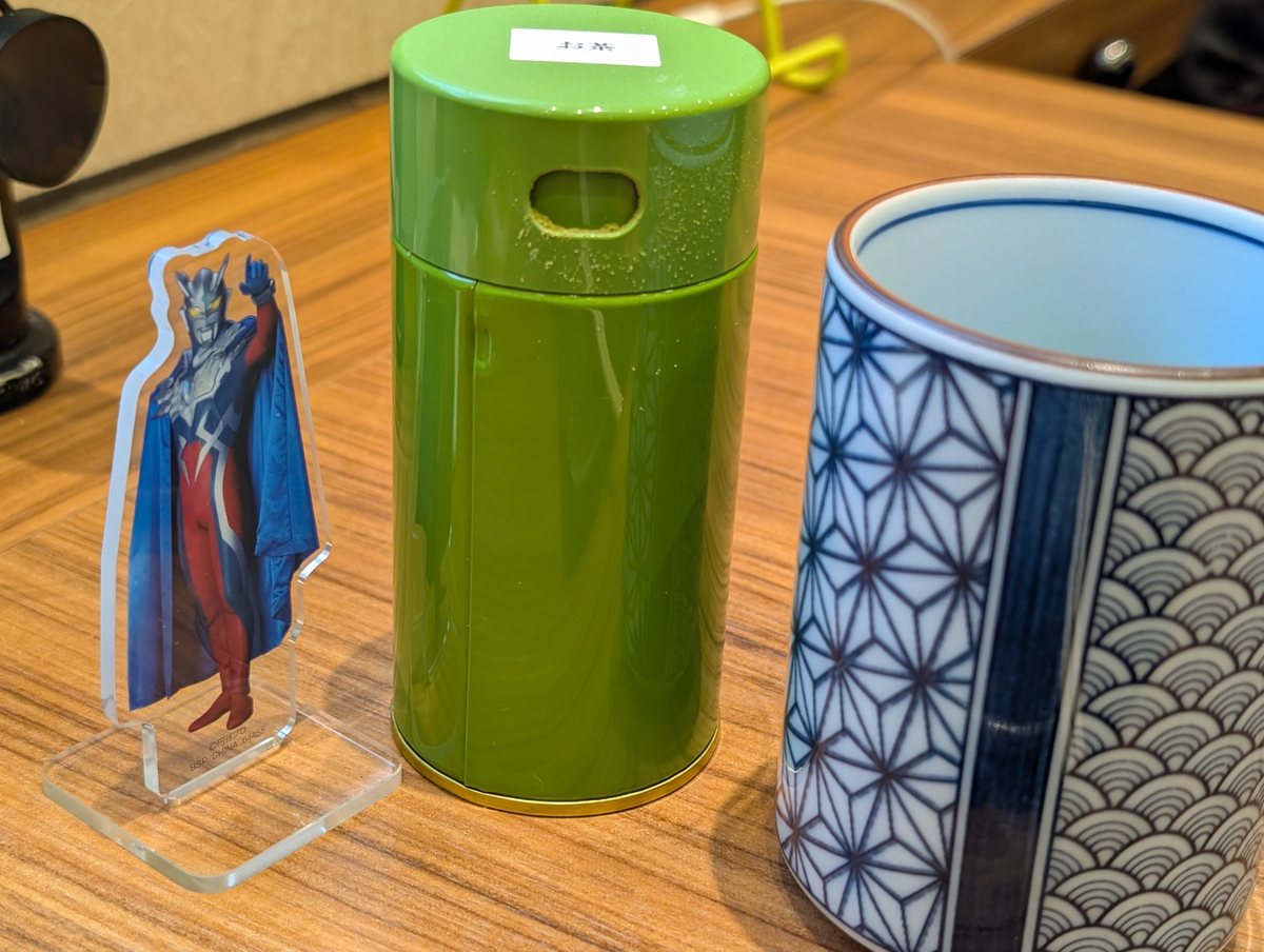 ãã³ããŒãã®ã¢ã¯ãªã«ã¹ã¿ã³ãããå転寿åžå±ã®ãè¶ã®çŒ¶ã𿹝åã¿ã®æšªã«çœ®ãããŠãã