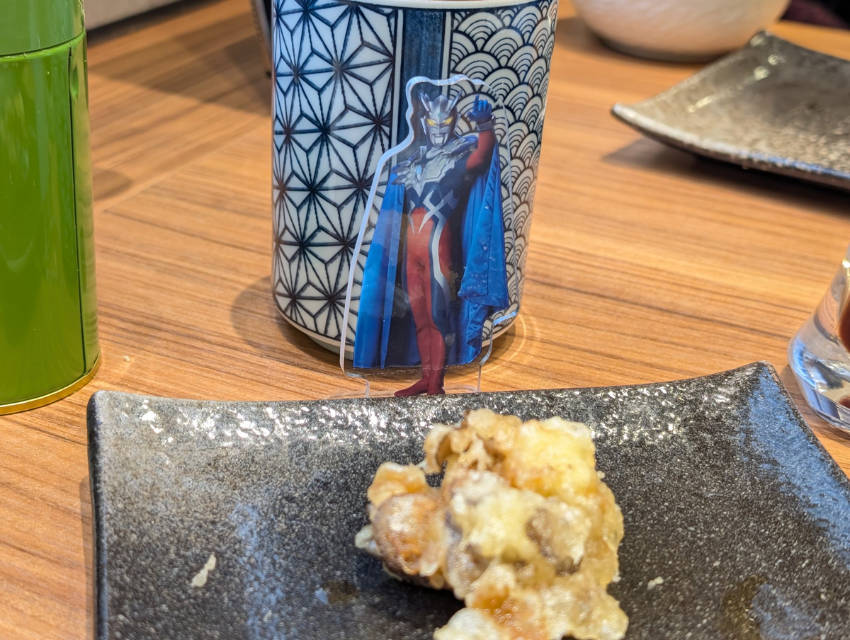 èèžå€©ã·ãã®ç¿ã®åŸãã«ãã³ããŒãã®ã¢ã¯ãªã«ã¹ã¿ã³ãã眮ãããŠãã