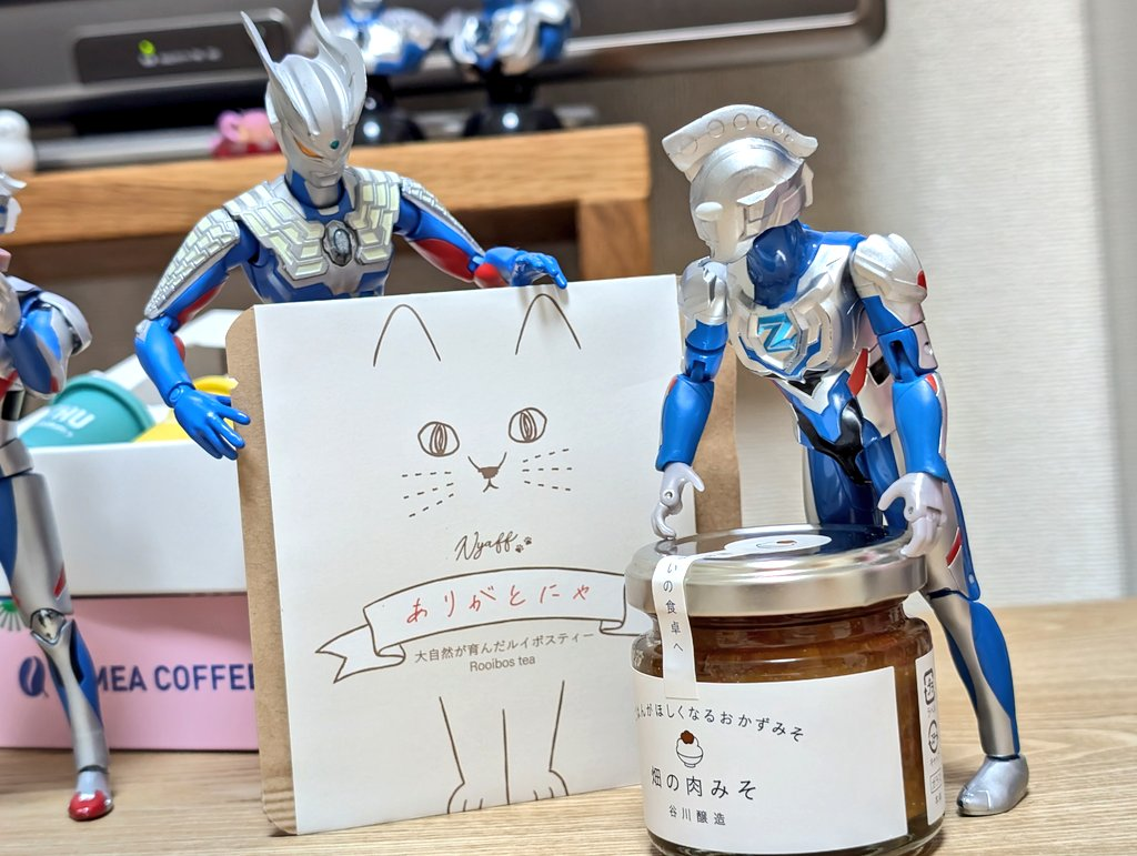 ã¢ã¯ã·ã§ã³ã®ãŒããããçã®èã¿ããã®ãã³ã«æããããŠãé£ã§ã«ã€ãã¹ãã£ãŒã®ããã±ãŒãžãèŠãŠããã¢ã¯ãã®ãŒãã®ã»ããèŠãŠãããã«ã€ãã¹ãã£ãŒéããã±ãŒãžã«ã¯ãã³ã®ã€ã©ã¹ããæãããŠããŠããããã