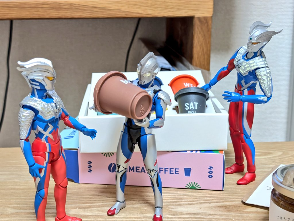 ã¢ãŒãã®ãŒãããã«ããã«æžãããæåãèŠãŠãããã¢ãŒãã®ãŒãããããèŠãŠãããåŸãã§ã¢ã¯ãã®ãŒããSATãšæžãããããã±ãŒãžãæã«åããªãã2人ãèŠãŠããã